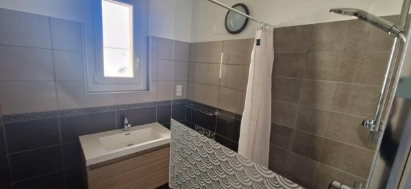 APPARTEMENT T3 MEUBLE 1ER ETAGE ENTIEREMENT REFAIT A NEUF - CLIMATISATION - GARAGE - CAVE