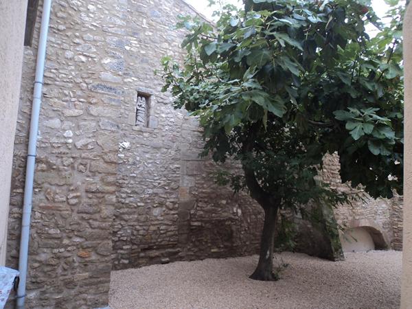 APPARTEMENT T3 MEUBLE 1ER ETAGE ENTIEREMENT REFAIT A NEUF - CLIMATISATION - GARAGE - CAVE