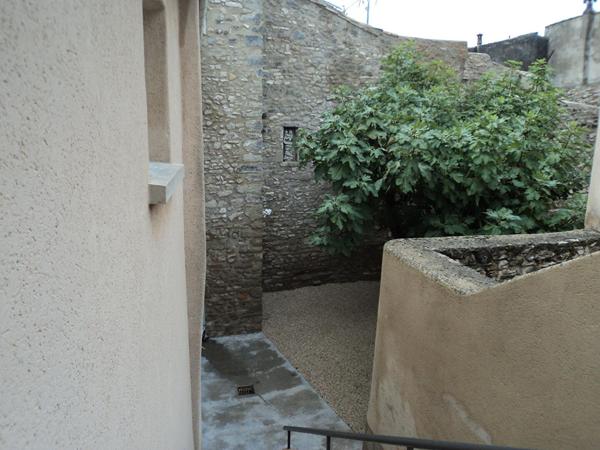 APPARTEMENT T3 MEUBLE 1ER ETAGE ENTIEREMENT REFAIT A NEUF - CLIMATISATION - GARAGE - CAVE