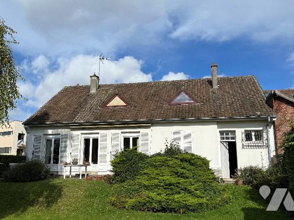 Maison d'habitation comprenant : salon-séjour, cuisine, 3 chambres, salle de bains, garage, jardin.