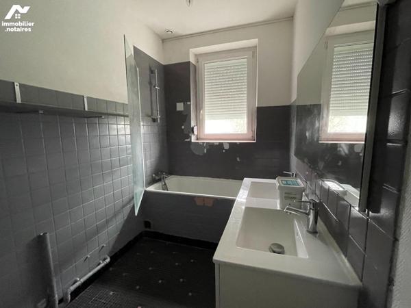 Au coeur de SAINT PIERRE DES NIDS maison en pierres comprenant :
- Au rez-de-chaussée : un sal...