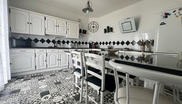 Ensemble immobilier avec revenus locatifs ? Maison 120 m² + 2 T2 loués ? Chartres