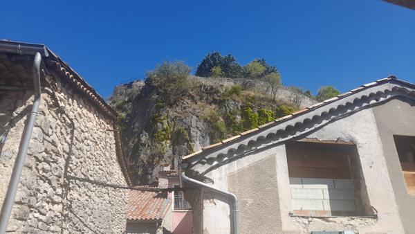 Châtillon-en-Diois (26410) Exclusivité-Cœur du village de Châtillon-en-Diois/ Maison en pierres avec balcon