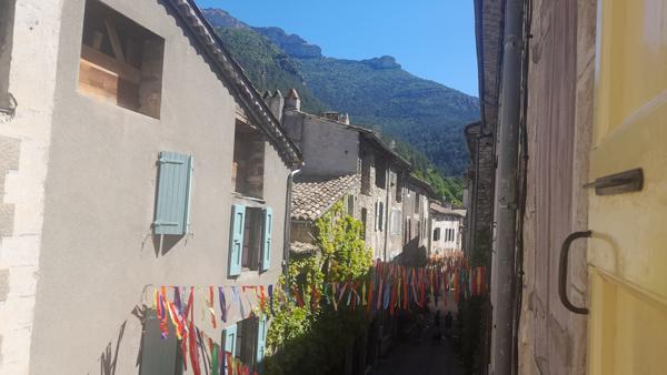 Châtillon-en-Diois (26410) Exclusivité-Cœur du village de Châtillon-en-Diois/ Maison en pierres avec balcon