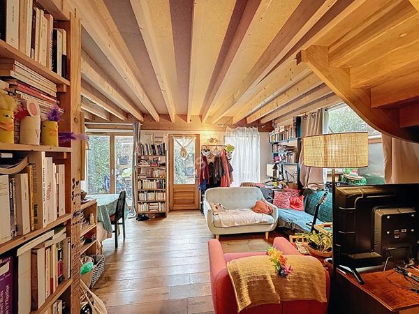 BAGNOLET COTE LES LILAS, AU CALME D'UNE SENTE A 650 METRES DU METRO MAIRIE DES LILAS, MAISON D'ARCHITECTE ALLIANT LE BOIS ET LE VERRE.