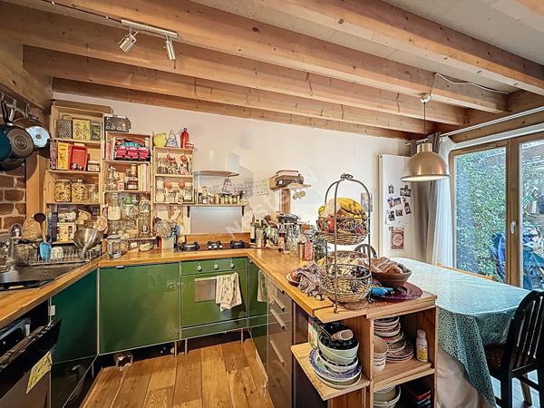 BAGNOLET COTE LES LILAS, AU CALME D'UNE SENTE A 650 METRES DU METRO MAIRIE DES LILAS, MAISON D'ARCHITECTE ALLIANT LE BOIS ET LE VERRE.