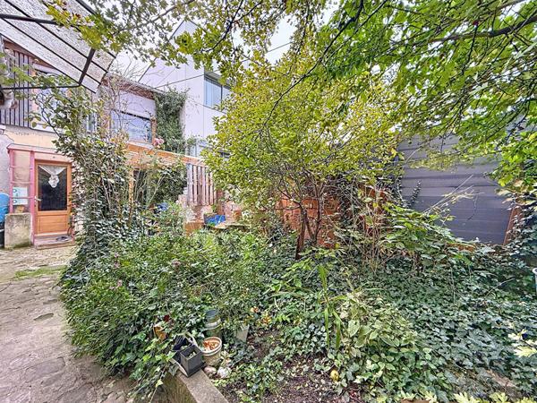 BAGNOLET COTE LES LILAS, AU CALME D'UNE SENTE A 650 METRES DU METRO MAIRIE DES LILAS, MAISON D'ARCHITECTE ALLIANT LE BOIS ET LE VERRE.