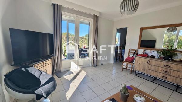 À Médis, 2 maisons indépendantes, 155 m2 au total, 5 chambres, garage et jardin clos.