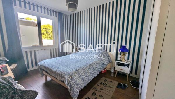 À Médis, 2 maisons indépendantes, 155 m2 au total, 5 chambres, garage et jardin clos.