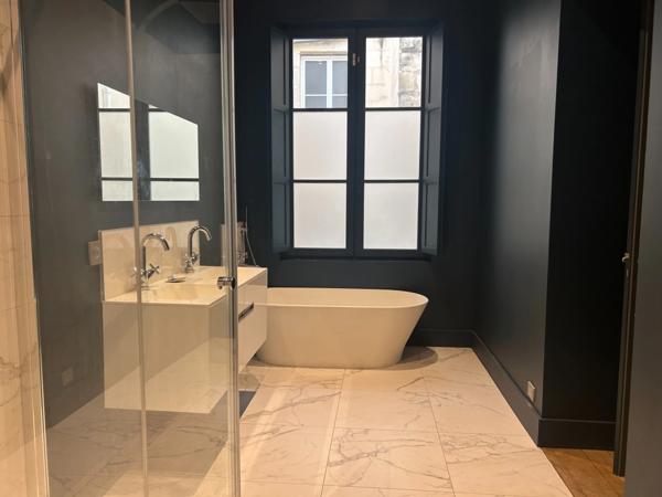 Appartement à vendre 3/ 4 avec balcon immeuble pierre Jardin public BORDEAUX (33)