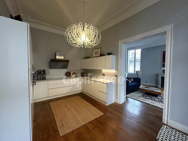 Appartement à vendre 3/ 4 avec balcon immeuble pierre Jardin public BORDEAUX (33)