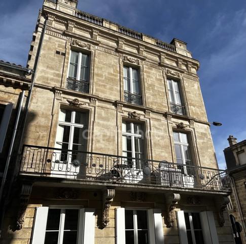 Appartement à vendre 3/ 4 avec balcon immeuble pierre Jardin public BORDEAUX (33)