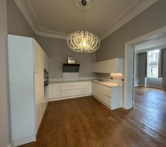 Appartement à vendre 3/ 4 avec balcon immeuble pierre Jardin public BORDEAUX (33)