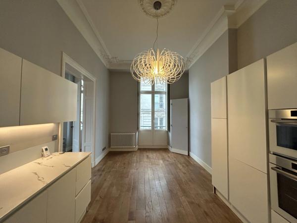 Appartement à vendre 3/ 4 avec balcon immeuble pierre Jardin public BORDEAUX (33)