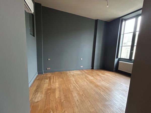 Appartement à vendre 3/ 4 avec balcon immeuble pierre Jardin public BORDEAUX (33)
