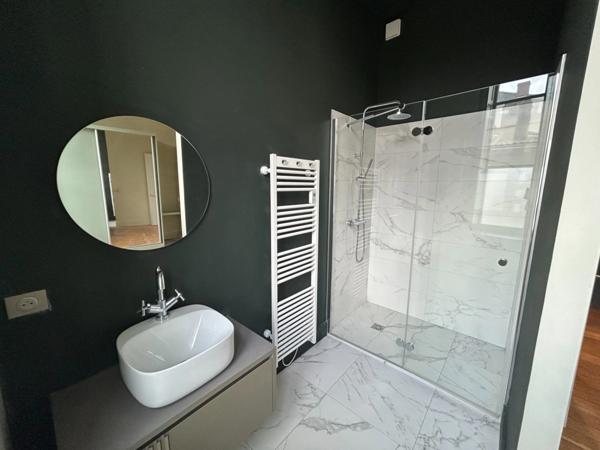 Appartement à vendre 3/ 4 avec balcon immeuble pierre Jardin public BORDEAUX (33)