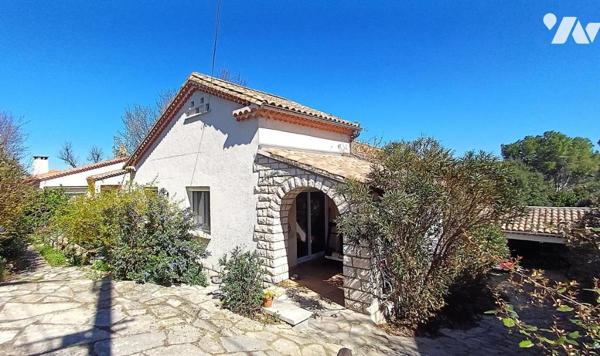 Villa avec jardin et piscine située dans un quartier calme et résidentiel
