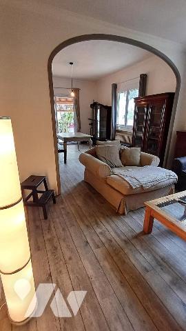 Villa avec jardin et piscine située dans un quartier calme et résidentiel