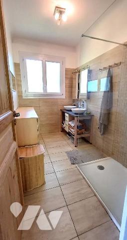 Villa avec jardin et piscine située dans un quartier calme et résidentiel