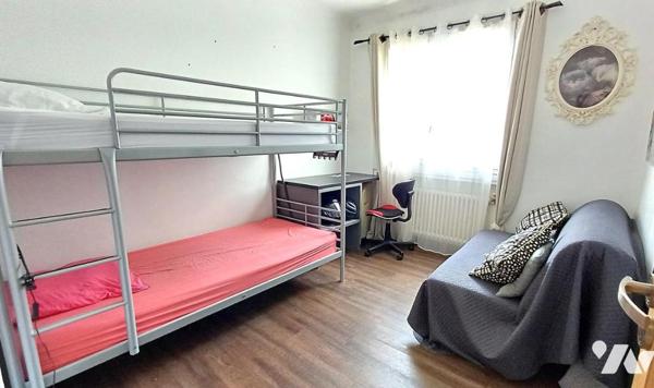 Villa avec jardin et piscine située dans un quartier calme et résidentiel