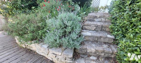 Villa avec jardin et piscine située dans un quartier calme et résidentiel