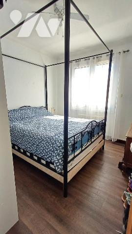 Villa avec jardin et piscine située dans un quartier calme et résidentiel