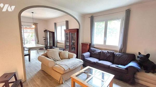 Villa avec jardin et piscine située dans un quartier calme et résidentiel