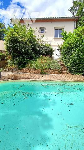 Villa avec jardin et piscine située dans un quartier calme et résidentiel