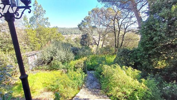 Villa avec jardin et piscine située dans un quartier calme et résidentiel