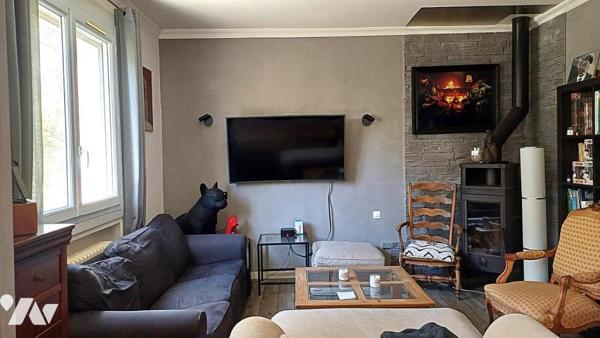 Villa avec jardin et piscine située dans un quartier calme et résidentiel