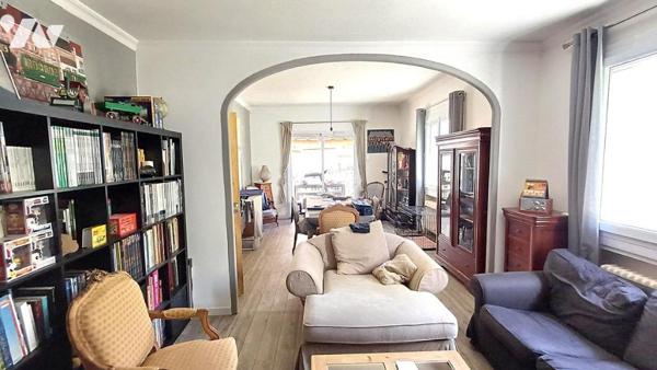 Villa avec jardin et piscine située dans un quartier calme et résidentiel