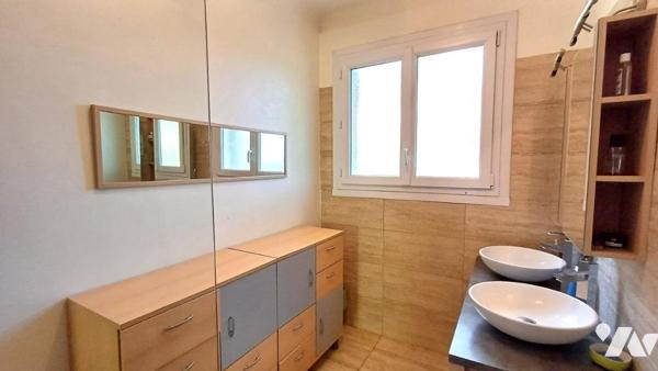 Villa avec jardin et piscine située dans un quartier calme et résidentiel