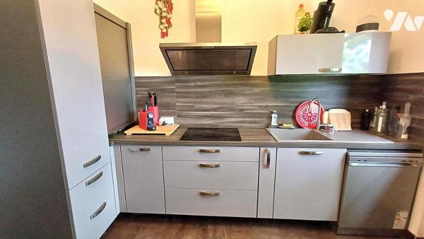 Villa avec jardin et piscine située dans un quartier calme et résidentiel