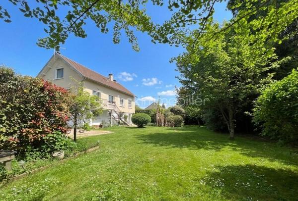 NOUVEAU !!! Sur la commune de MOUROUX (A 3min de Coulommiers et 15min de l’Autoroute A4 direction Paris), venez découvrir cette agréable maison de 163m2 édifiée sur sous-sol total. Ecoles, commerces et transports à proximité.

Au rez-de-chaussée : un couloir dessert une chaleureuse pièce de vie lumineuse de 42m2 avec poêle à bois et accès jardin, une cuisine moderne aménagée et équipée, une salle d’eau avec wc, ainsi que 2 belles chambres (11 et 13,5m2).
A l’étage : une vaste pièce palière de 33m2 faisant office de salle de cinéma avec son rétroprojecteur, 2 chambres de 16,5m2 chacune, une petite pièce servant de stockage et une salle de bain avec wc.
Le sous-sol se compose d’une vaste cuisine d’été de 23m2 avec accès terrasse, une cave, un atelier de 18m2 et un garage de 25m2.

Le tout est édifié sur un agréable terrain arboré de 965m2 avec une belle terrasse sans vis-à-vis exposée plein sud, un abri de jardin, un abris bois, un robot tondeuse et une vaste zone de stationnement pour plusieurs véhicules. 
Aucun vis-à-vis. Toiture neuve ! Chauffage fioul et poêle à bois, fibre, tout à l’égout conforme.

SECTEUR CALME ! IDEAL POUR UNE FAMILLE ! N’attendez plus, venez visiter !