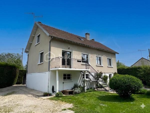 NOUVEAU !!! Sur la commune de MOUROUX (A 3min de Coulommiers et 15min de l’Autoroute A4 direction Paris), venez découvrir cette agréable maison de 163m2 édifiée sur sous-sol total. Ecoles, commerces et transports à proximité.

Au rez-de-chaussée : un couloir dessert une chaleureuse pièce de vie lumineuse de 42m2 avec poêle à bois et accès jardin, une cuisine moderne aménagée et équipée, une salle d’eau avec wc, ainsi que 2 belles chambres (11 et 13,5m2).
A l’étage : une vaste pièce palière de 33m2 faisant office de salle de cinéma avec son rétroprojecteur, 2 chambres de 16,5m2 chacune, une petite pièce servant de stockage et une salle de bain avec wc.
Le sous-sol se compose d’une vaste cuisine d’été de 23m2 avec accès terrasse, une cave, un atelier de 18m2 et un garage de 25m2.

Le tout est édifié sur un agréable terrain arboré de 965m2 avec une belle terrasse sans vis-à-vis exposée plein sud, un abri de jardin, un abris bois, un robot tondeuse et une vaste zone de stationnement pour plusieurs véhicules. 
Aucun vis-à-vis. Toiture neuve ! Chauffage fioul et poêle à bois, fibre, tout à l’égout conforme.

SECTEUR CALME ! IDEAL POUR UNE FAMILLE ! N’attendez plus, venez visiter !