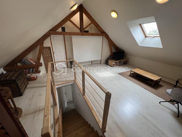 NOUVEAU !!! Sur la commune de MOUROUX (A 3min de Coulommiers et 15min de l’Autoroute A4 direction Paris), venez découvrir cette agréable maison de 163m2 édifiée sur sous-sol total. Ecoles, commerces et transports à proximité.

Au rez-de-chaussée : un couloir dessert une chaleureuse pièce de vie lumineuse de 42m2 avec poêle à bois et accès jardin, une cuisine moderne aménagée et équipée, une salle d’eau avec wc, ainsi que 2 belles chambres (11 et 13,5m2).
A l’étage : une vaste pièce palière de 33m2 faisant office de salle de cinéma avec son rétroprojecteur, 2 chambres de 16,5m2 chacune, une petite pièce servant de stockage et une salle de bain avec wc.
Le sous-sol se compose d’une vaste cuisine d’été de 23m2 avec accès terrasse, une cave, un atelier de 18m2 et un garage de 25m2.

Le tout est édifié sur un agréable terrain arboré de 965m2 avec une belle terrasse sans vis-à-vis exposée plein sud, un abri de jardin, un abris bois, un robot tondeuse et une vaste zone de stationnement pour plusieurs véhicules. 
Aucun vis-à-vis. Toiture neuve ! Chauffage fioul et poêle à bois, fibre, tout à l’égout conforme.

SECTEUR CALME ! IDEAL POUR UNE FAMILLE ! N’attendez plus, venez visiter !