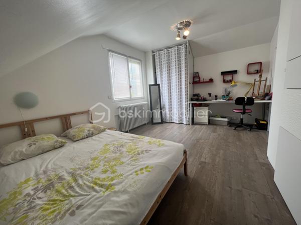 NOUVEAU !!! Sur la commune de MOUROUX (A 3min de Coulommiers et 15min de l’Autoroute A4 direction Paris), venez découvrir cette agréable maison de 163m2 édifiée sur sous-sol total. Ecoles, commerces et transports à proximité.

Au rez-de-chaussée : un couloir dessert une chaleureuse pièce de vie lumineuse de 42m2 avec poêle à bois et accès jardin, une cuisine moderne aménagée et équipée, une salle d’eau avec wc, ainsi que 2 belles chambres (11 et 13,5m2).
A l’étage : une vaste pièce palière de 33m2 faisant office de salle de cinéma avec son rétroprojecteur, 2 chambres de 16,5m2 chacune, une petite pièce servant de stockage et une salle de bain avec wc.
Le sous-sol se compose d’une vaste cuisine d’été de 23m2 avec accès terrasse, une cave, un atelier de 18m2 et un garage de 25m2.

Le tout est édifié sur un agréable terrain arboré de 965m2 avec une belle terrasse sans vis-à-vis exposée plein sud, un abri de jardin, un abris bois, un robot tondeuse et une vaste zone de stationnement pour plusieurs véhicules. 
Aucun vis-à-vis. Toiture neuve ! Chauffage fioul et poêle à bois, fibre, tout à l’égout conforme.

SECTEUR CALME ! IDEAL POUR UNE FAMILLE ! N’attendez plus, venez visiter !