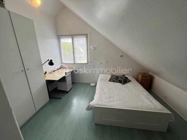 NOUVEAU !!! Sur la commune de MOUROUX (A 3min de Coulommiers et 15min de l’Autoroute A4 direction Paris), venez découvrir cette agréable maison de 163m2 édifiée sur sous-sol total. Ecoles, commerces et transports à proximité.

Au rez-de-chaussée : un couloir dessert une chaleureuse pièce de vie lumineuse de 42m2 avec poêle à bois et accès jardin, une cuisine moderne aménagée et équipée, une salle d’eau avec wc, ainsi que 2 belles chambres (11 et 13,5m2).
A l’étage : une vaste pièce palière de 33m2 faisant office de salle de cinéma avec son rétroprojecteur, 2 chambres de 16,5m2 chacune, une petite pièce servant de stockage et une salle de bain avec wc.
Le sous-sol se compose d’une vaste cuisine d’été de 23m2 avec accès terrasse, une cave, un atelier de 18m2 et un garage de 25m2.

Le tout est édifié sur un agréable terrain arboré de 965m2 avec une belle terrasse sans vis-à-vis exposée plein sud, un abri de jardin, un abris bois, un robot tondeuse et une vaste zone de stationnement pour plusieurs véhicules. 
Aucun vis-à-vis. Toiture neuve ! Chauffage fioul et poêle à bois, fibre, tout à l’égout conforme.

SECTEUR CALME ! IDEAL POUR UNE FAMILLE ! N’attendez plus, venez visiter !