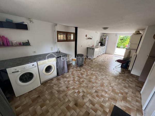 NOUVEAU !!! Sur la commune de MOUROUX (A 3min de Coulommiers et 15min de l’Autoroute A4 direction Paris), venez découvrir cette agréable maison de 163m2 édifiée sur sous-sol total. Ecoles, commerces et transports à proximité.

Au rez-de-chaussée : un couloir dessert une chaleureuse pièce de vie lumineuse de 42m2 avec poêle à bois et accès jardin, une cuisine moderne aménagée et équipée, une salle d’eau avec wc, ainsi que 2 belles chambres (11 et 13,5m2).
A l’étage : une vaste pièce palière de 33m2 faisant office de salle de cinéma avec son rétroprojecteur, 2 chambres de 16,5m2 chacune, une petite pièce servant de stockage et une salle de bain avec wc.
Le sous-sol se compose d’une vaste cuisine d’été de 23m2 avec accès terrasse, une cave, un atelier de 18m2 et un garage de 25m2.

Le tout est édifié sur un agréable terrain arboré de 965m2 avec une belle terrasse sans vis-à-vis exposée plein sud, un abri de jardin, un abris bois, un robot tondeuse et une vaste zone de stationnement pour plusieurs véhicules. 
Aucun vis-à-vis. Toiture neuve ! Chauffage fioul et poêle à bois, fibre, tout à l’égout conforme.

SECTEUR CALME ! IDEAL POUR UNE FAMILLE ! N’attendez plus, venez visiter !