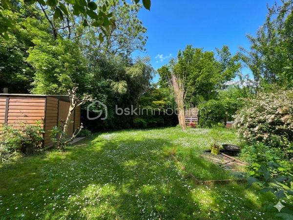 NOUVEAU !!! Sur la commune de MOUROUX (A 3min de Coulommiers et 15min de l’Autoroute A4 direction Paris), venez découvrir cette agréable maison de 163m2 édifiée sur sous-sol total. Ecoles, commerces et transports à proximité.

Au rez-de-chaussée : un couloir dessert une chaleureuse pièce de vie lumineuse de 42m2 avec poêle à bois et accès jardin, une cuisine moderne aménagée et équipée, une salle d’eau avec wc, ainsi que 2 belles chambres (11 et 13,5m2).
A l’étage : une vaste pièce palière de 33m2 faisant office de salle de cinéma avec son rétroprojecteur, 2 chambres de 16,5m2 chacune, une petite pièce servant de stockage et une salle de bain avec wc.
Le sous-sol se compose d’une vaste cuisine d’été de 23m2 avec accès terrasse, une cave, un atelier de 18m2 et un garage de 25m2.

Le tout est édifié sur un agréable terrain arboré de 965m2 avec une belle terrasse sans vis-à-vis exposée plein sud, un abri de jardin, un abris bois, un robot tondeuse et une vaste zone de stationnement pour plusieurs véhicules. 
Aucun vis-à-vis. Toiture neuve ! Chauffage fioul et poêle à bois, fibre, tout à l’égout conforme.

SECTEUR CALME ! IDEAL POUR UNE FAMILLE ! N’attendez plus, venez visiter !