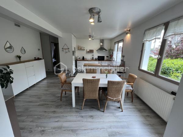 NOUVEAU !!! Sur la commune de MOUROUX (A 3min de Coulommiers et 15min de l’Autoroute A4 direction Paris), venez découvrir cette agréable maison de 163m2 édifiée sur sous-sol total. Ecoles, commerces et transports à proximité.

Au rez-de-chaussée : un couloir dessert une chaleureuse pièce de vie lumineuse de 42m2 avec poêle à bois et accès jardin, une cuisine moderne aménagée et équipée, une salle d’eau avec wc, ainsi que 2 belles chambres (11 et 13,5m2).
A l’étage : une vaste pièce palière de 33m2 faisant office de salle de cinéma avec son rétroprojecteur, 2 chambres de 16,5m2 chacune, une petite pièce servant de stockage et une salle de bain avec wc.
Le sous-sol se compose d’une vaste cuisine d’été de 23m2 avec accès terrasse, une cave, un atelier de 18m2 et un garage de 25m2.

Le tout est édifié sur un agréable terrain arboré de 965m2 avec une belle terrasse sans vis-à-vis exposée plein sud, un abri de jardin, un abris bois, un robot tondeuse et une vaste zone de stationnement pour plusieurs véhicules. 
Aucun vis-à-vis. Toiture neuve ! Chauffage fioul et poêle à bois, fibre, tout à l’égout conforme.

SECTEUR CALME ! IDEAL POUR UNE FAMILLE ! N’attendez plus, venez visiter !