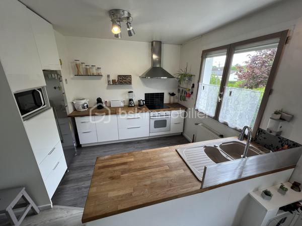 NOUVEAU !!! Sur la commune de MOUROUX (A 3min de Coulommiers et 15min de l’Autoroute A4 direction Paris), venez découvrir cette agréable maison de 163m2 édifiée sur sous-sol total. Ecoles, commerces et transports à proximité.

Au rez-de-chaussée : un couloir dessert une chaleureuse pièce de vie lumineuse de 42m2 avec poêle à bois et accès jardin, une cuisine moderne aménagée et équipée, une salle d’eau avec wc, ainsi que 2 belles chambres (11 et 13,5m2).
A l’étage : une vaste pièce palière de 33m2 faisant office de salle de cinéma avec son rétroprojecteur, 2 chambres de 16,5m2 chacune, une petite pièce servant de stockage et une salle de bain avec wc.
Le sous-sol se compose d’une vaste cuisine d’été de 23m2 avec accès terrasse, une cave, un atelier de 18m2 et un garage de 25m2.

Le tout est édifié sur un agréable terrain arboré de 965m2 avec une belle terrasse sans vis-à-vis exposée plein sud, un abri de jardin, un abris bois, un robot tondeuse et une vaste zone de stationnement pour plusieurs véhicules. 
Aucun vis-à-vis. Toiture neuve ! Chauffage fioul et poêle à bois, fibre, tout à l’égout conforme.

SECTEUR CALME ! IDEAL POUR UNE FAMILLE ! N’attendez plus, venez visiter !
