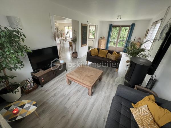 NOUVEAU !!! Sur la commune de MOUROUX (A 3min de Coulommiers et 15min de l’Autoroute A4 direction Paris), venez découvrir cette agréable maison de 163m2 édifiée sur sous-sol total. Ecoles, commerces et transports à proximité.

Au rez-de-chaussée : un couloir dessert une chaleureuse pièce de vie lumineuse de 42m2 avec poêle à bois et accès jardin, une cuisine moderne aménagée et équipée, une salle d’eau avec wc, ainsi que 2 belles chambres (11 et 13,5m2).
A l’étage : une vaste pièce palière de 33m2 faisant office de salle de cinéma avec son rétroprojecteur, 2 chambres de 16,5m2 chacune, une petite pièce servant de stockage et une salle de bain avec wc.
Le sous-sol se compose d’une vaste cuisine d’été de 23m2 avec accès terrasse, une cave, un atelier de 18m2 et un garage de 25m2.

Le tout est édifié sur un agréable terrain arboré de 965m2 avec une belle terrasse sans vis-à-vis exposée plein sud, un abri de jardin, un abris bois, un robot tondeuse et une vaste zone de stationnement pour plusieurs véhicules. 
Aucun vis-à-vis. Toiture neuve ! Chauffage fioul et poêle à bois, fibre, tout à l’égout conforme.

SECTEUR CALME ! IDEAL POUR UNE FAMILLE ! N’attendez plus, venez visiter !
