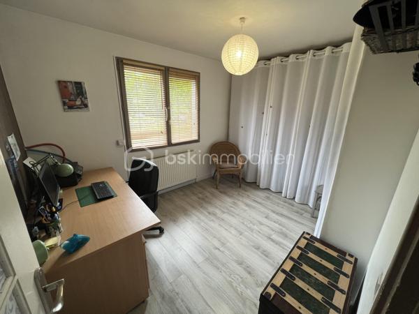 NOUVEAU !!! Sur la commune de MOUROUX (A 3min de Coulommiers et 15min de l’Autoroute A4 direction Paris), venez découvrir cette agréable maison de 163m2 édifiée sur sous-sol total. Ecoles, commerces et transports à proximité.

Au rez-de-chaussée : un couloir dessert une chaleureuse pièce de vie lumineuse de 42m2 avec poêle à bois et accès jardin, une cuisine moderne aménagée et équipée, une salle d’eau avec wc, ainsi que 2 belles chambres (11 et 13,5m2).
A l’étage : une vaste pièce palière de 33m2 faisant office de salle de cinéma avec son rétroprojecteur, 2 chambres de 16,5m2 chacune, une petite pièce servant de stockage et une salle de bain avec wc.
Le sous-sol se compose d’une vaste cuisine d’été de 23m2 avec accès terrasse, une cave, un atelier de 18m2 et un garage de 25m2.

Le tout est édifié sur un agréable terrain arboré de 965m2 avec une belle terrasse sans vis-à-vis exposée plein sud, un abri de jardin, un abris bois, un robot tondeuse et une vaste zone de stationnement pour plusieurs véhicules. 
Aucun vis-à-vis. Toiture neuve ! Chauffage fioul et poêle à bois, fibre, tout à l’égout conforme.

SECTEUR CALME ! IDEAL POUR UNE FAMILLE ! N’attendez plus, venez visiter !