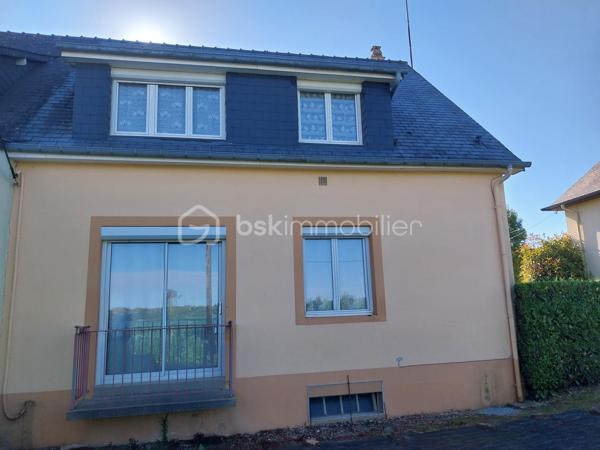 Maison 87 m² – 3 chambres – Terrain 456 m² – Gorron

À vendre, pavillon construit en 1974, idéalement situé à proximité des services et commerces de la ville de GORRON.

Au rez-de-chaussée, une entrée, une cuisine, une salle à manger ainsi qu'un WC avec lave-mains.

À l'étage, un couloir dessert trois chambres, une salle d'eau et un débarras.

Menuiseries PVC double vitrage, chauffage au fioul. 
Une partie du bien est mitoyenne côté garage.

 Quelques travaux de rafraîchissement permettront de la mettre au goût du jour.

Les atouts :
• Terrain à l'arrière au calme
• 3 chambres
• Garage avec porte électrique
• Possibilité d'agrandissement
• Tout à l'égout

Une belle opportunité pour une résidence principale ou un investissement locatif.

À visiter rapidement.