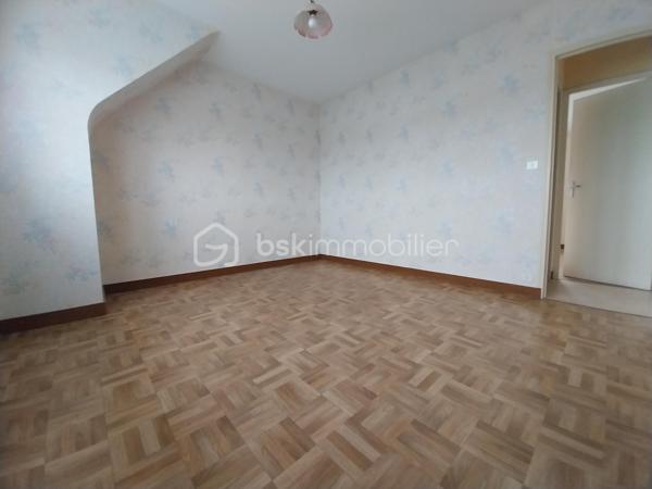 Maison 87 m² – 3 chambres – Terrain 456 m² – Gorron

À vendre, pavillon construit en 1974, idéalement situé à proximité des services et commerces de la ville de GORRON.

Au rez-de-chaussée, une entrée, une cuisine, une salle à manger ainsi qu'un WC avec lave-mains.

À l'étage, un couloir dessert trois chambres, une salle d'eau et un débarras.

Menuiseries PVC double vitrage, chauffage au fioul. 
Une partie du bien est mitoyenne côté garage.

 Quelques travaux de rafraîchissement permettront de la mettre au goût du jour.

Les atouts :
• Terrain à l'arrière au calme
• 3 chambres
• Garage avec porte électrique
• Possibilité d'agrandissement
• Tout à l'égout

Une belle opportunité pour une résidence principale ou un investissement locatif.

À visiter rapidement.