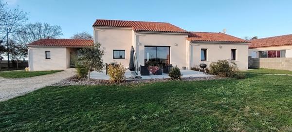 Dpt Deux Sèvres (79), à vendre AIRVAULT maison P6 de 115,5 m² - Terrain de 11861 - Plain pied