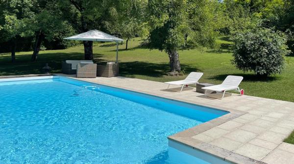 Propriété rare et exceptionnelle : ancien moulin restauré avec dépendance, piscine chauffée et jardin idyllique