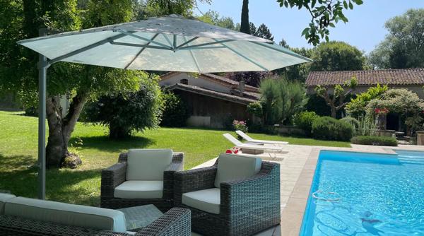 Propriété rare et exceptionnelle : ancien moulin restauré avec dépendance, piscine chauffée et jardin idyllique
