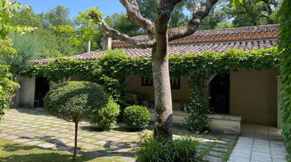 Propriété rare et exceptionnelle : ancien moulin restauré avec dépendance, piscine chauffée et jardin idyllique